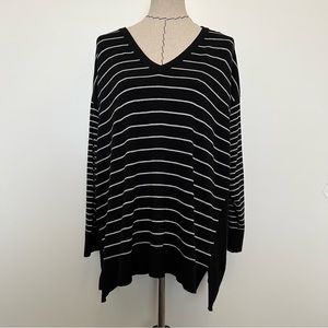 Vince Camuto black white striped long sleeve v neck